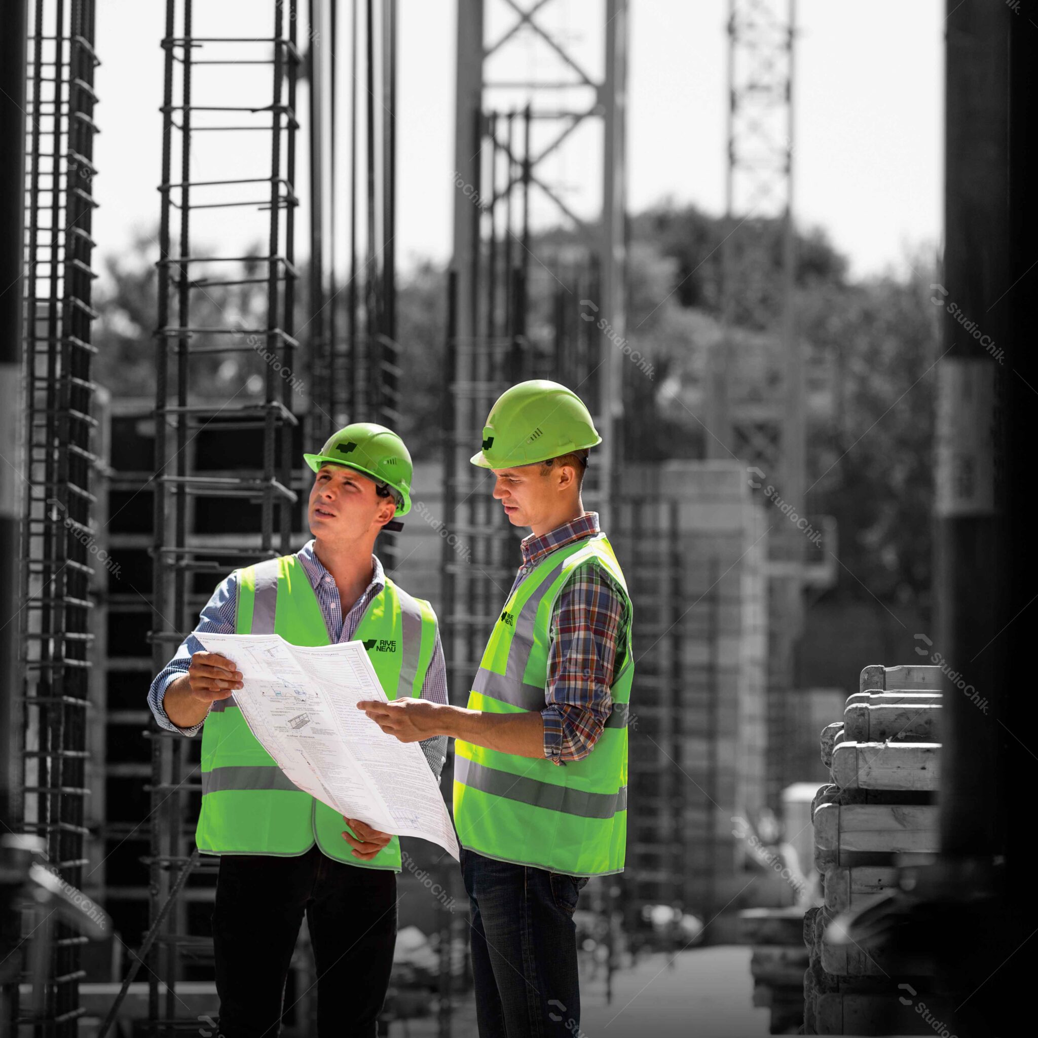 ingenieur sur le chantier riveneau avec logo